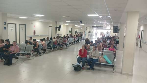 El Hospital de Coronel Oviedo colapsa por la alta demanda de pacientes, mientras que se denuncian faltas de medicamentos, insumos y demoras de hasta cuatro meses para estudios - Nacionales - ABC Color