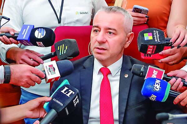 Fuerte Cruce por Pedido de Expulsión de Mario Abdo