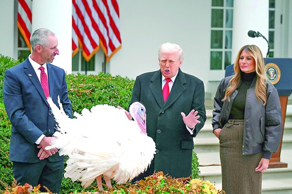 Trump Politiza el Indulto de Pavos y Ataca a Biden