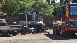 Transporte en "terapia": Carnean chatarras para usar repuestos en buses internos de Asunción