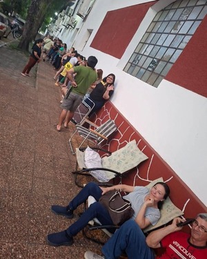 Popular / Padres ya acampan frente a coles para inscripciones