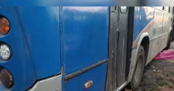 Diario HOY | Empleada de empresa de transporte cayó de un bus y murió aplastada