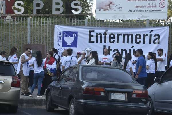 Crisis en el sistema de salud: enfermeros protestan para exigir respuestas - Nacionales - ABC Color