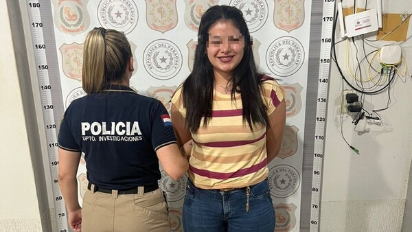 Peló a su novio, lo denunció por violencia y de yapa posó sonriente tras su detención