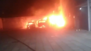 Video: Tres vehículos modelo 2025 arden en llamas en un edificio de San Lorenzo