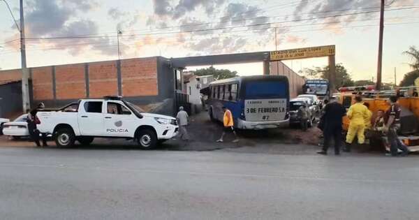 La Nación / Itá: una joven perdió el equilibrio, cayó del colectivo y falleció
