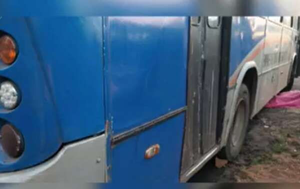 Empleada de empresa de transporte cayó de un bus y murió aplastada