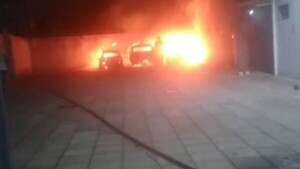 Incendio consume tres vehículos en edificio de San Lorenzo