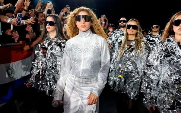 Popular / ¡Atendé quiénes son los famosos que caminarán al lado de Shakira en su show!