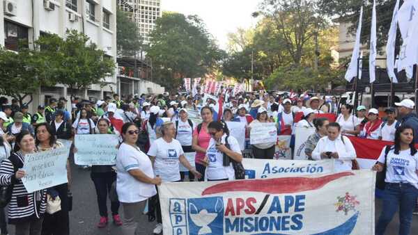 Enfermeros salen a calles por falta de insumos y denuncian mal uso de recursos en Salud