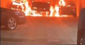 La Nación / San Lorenzo: tres vehículos se incendiaron en el estacionamiento de un edificio