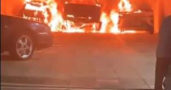 La Nación / San Lorenzo: tres vehículos se incendiaron en el estacionamiento de un edificio