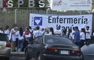 Trabajadores de enfermería se manifiestan en Asunción contra la falta de insumos y la mala gestión de fondos