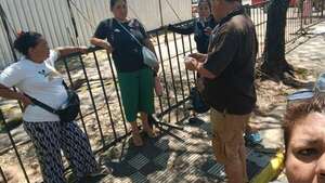 Shakira: vendedores se manifiestan para exigir reubicación en paseo de Quinta - Nacionales - ABC Color