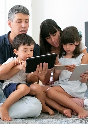 Pantallas y crianza: un llamado a la contención emocional - Portal Digital Cáritas Universidad Católica