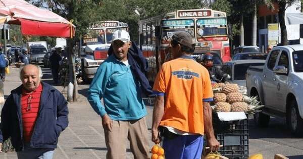 La Nación / Permiso municipal: vendedores ambulantes denuncian supuesto cobro irregular de canon