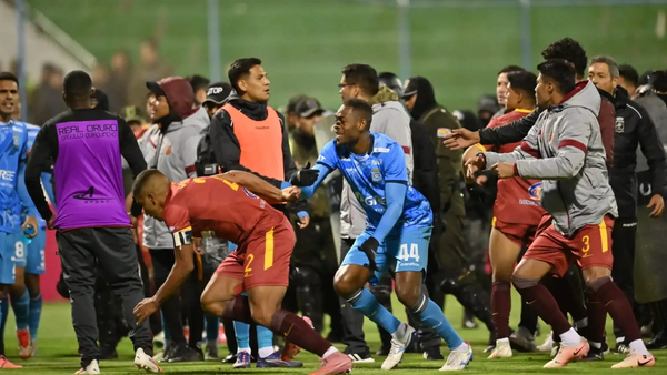 Bolivia: Batalla campal, 17 expulsados e intervención de la Policía