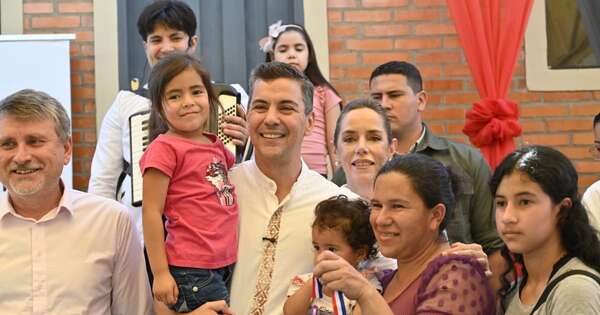 La Nación / Peña entregó 31 nuevas viviendas a familias de Itacurubí de la Cordillera