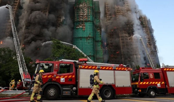 Incendio en Hong Kong deja 13 muertos y varias personas atrapadas