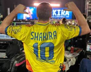 [VIDEO] Todo bien con Shakira, ¿pero vieron a su sonidista?