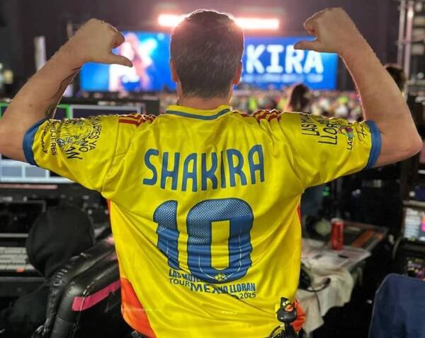 [VIDEO] Todo bien con Shakira, ¿pero vieron a su sonidista?