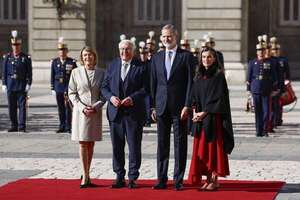 Letizia de España, elegantísima y de rojo para recibir a la pareja presidencial alemana en el Palacio Real - Gente - ABC Color