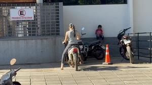 Motocicletas mal estacionadas obstaculizan el acceso a Urgencias del HRC - Concepción al Día