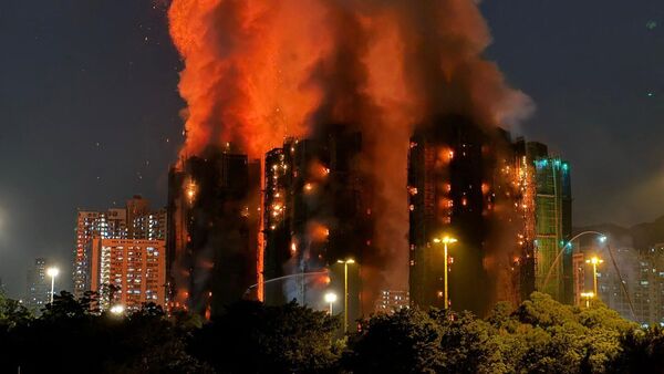 Impactante incendio de varios edificios deja fallecidos y heridos en Hong Kong