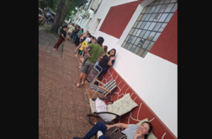 Padres acampan para asegurar cupos en colegios