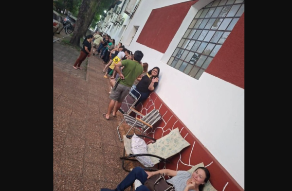 Padres acampan para asegurar cupos en colegios