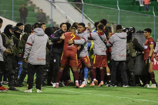 Escándalo en Bolivia, con ¡17 expulsados! - Fútbol Internacional - ABC Color