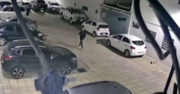 La Nación / Constatan que incendio de tres vehículos en edificio de San Lorenzo fue provocado