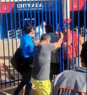 [VIDEO] ¡Ndi! Moquete se armó afuera de La Nueva Olla, hinchas exigen entradas para el domingo