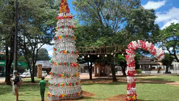 Estudiantes arman árbol navideño para inspirar a cuidar el ambiente