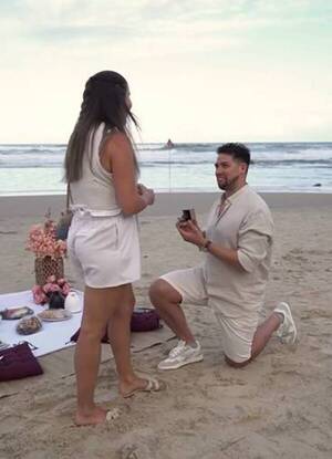 [VIDEO] Mavi Amoroso recibió anillo de compromiso a orillas del mar