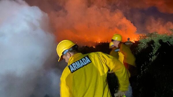 Bomberos del Ejército y la Armada combaten el fuego en la Costanera Sur de Asunción