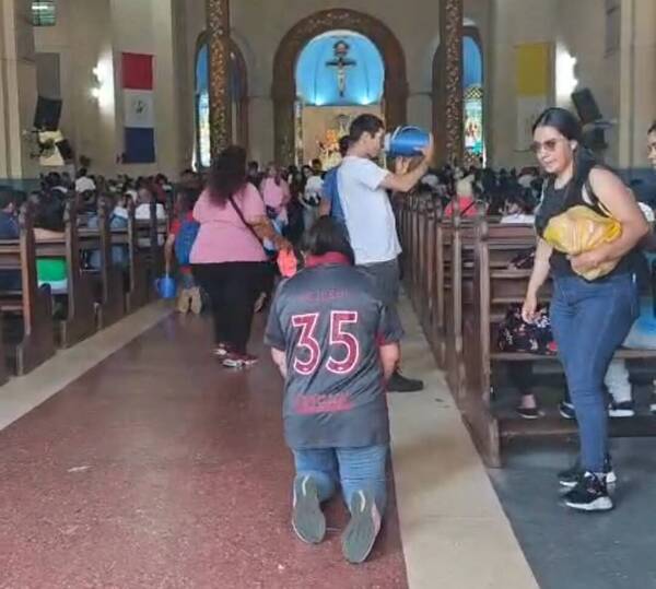 ¡De rodillas llegó hasta la Virgen de Caacupé!