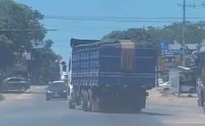 Video: Camión rozó al menos cinco vehículos en Lambaré - Policiales - ABC Color