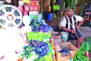 Mercado 4: Luces Navideñas y Sacrificio Personal