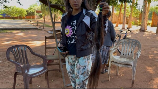 Cruel engaño: Mujer cae en trampa de falsas compradoras y pierde casi todo su cabello