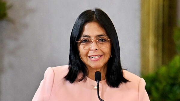 “Amenaza militar no es el camino”, afirma Delcy Rodríguez