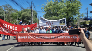 Docentes de la UNA en Paro y Bloquean Mariscal López