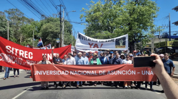 Docentes de la UNA en Paro y Bloquean Mariscal López