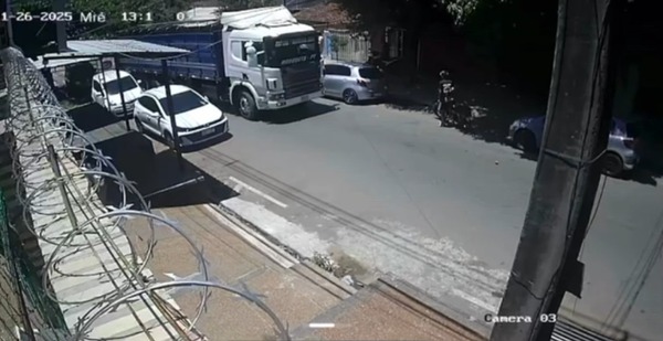 Lambaré: camión con desperfectos rozó cinco vehículos estacionados - trece