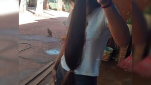 Le cortaron casi toda la cabellera bajo engaños