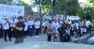 Enfermeros mantienen reclamos frente al Ministerio de Salud en Asunción - SNT