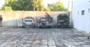 Incendio consume tres vehículos en edificio del centro de San Lorenzo - SNT