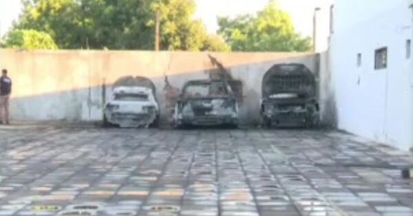 Incendio consume tres vehículos en edificio del centro de San Lorenzo - SNT