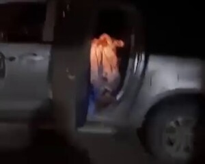 Popular / (VIDEO) ¡De terror! ¡Así llevan a un finado peón a falta de ambulancia en el Chaco!