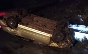 Conductora perdió el control de su automóvil y fue a caer a un arroyo